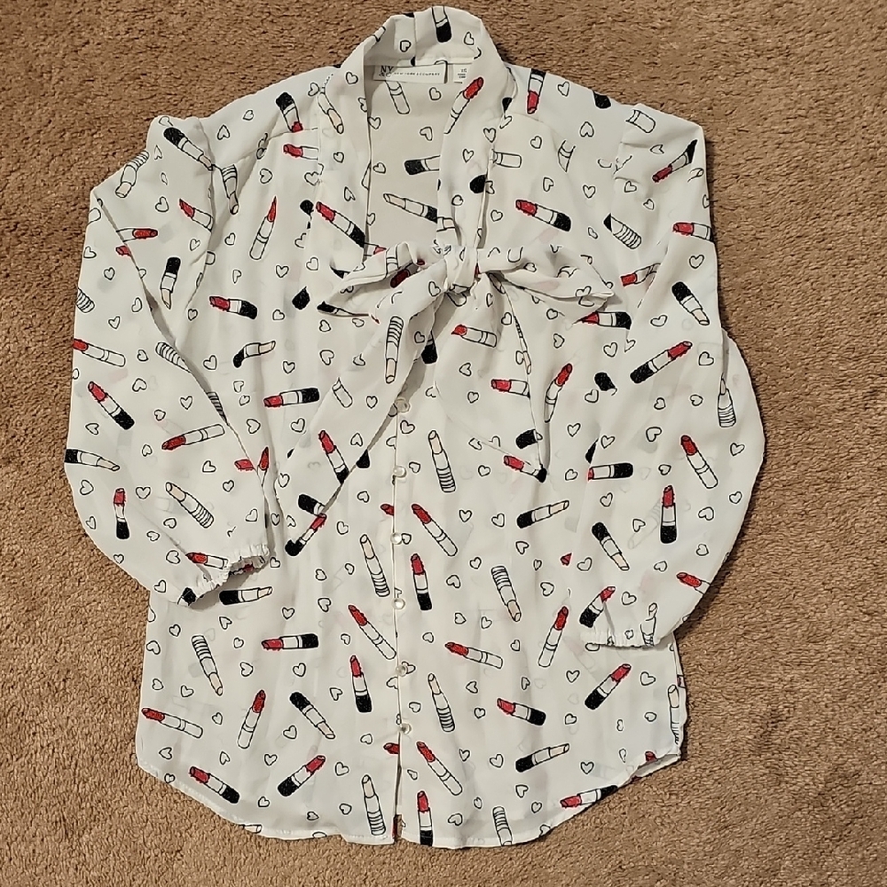 New York & Company White Lipstick Print Blouse